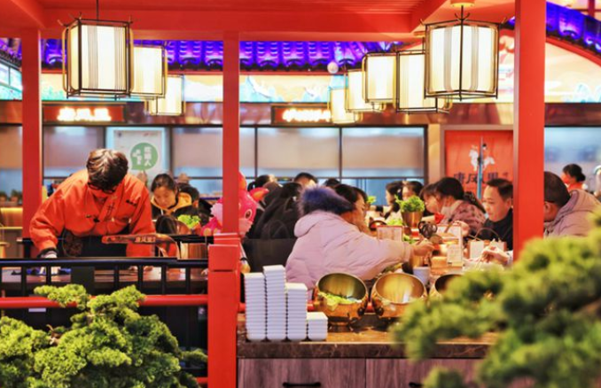假期消費市場強勢回暖 零售、餐飲市場快速增長